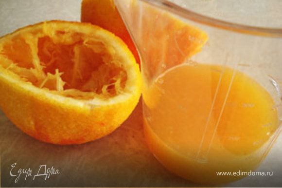 Выжать сок из 1 апельсина. Получается 100 мл.