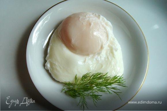 Приготовьте яйца-пашот.В ковшике вскипятите небольшое количество подсоленной воды.Одно яйцо разбейте в чашку.Как только вода закипит,убавьте огонь и энергично размешайте воду,так,чтобы образовалась воронка.Уберите ложку и быстро вылейте в центр воронки яйцо.Собирать белок ложкой не надо,вода закрутит его вокруг желтка.Доведите до готовности белка и выньте шумовкой.Желток должен остаться жидким!Дайте стечь воде.Лишний белок можно аккуратно удалить ножом.Так же приготовьте остальные яйца.