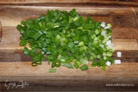 Порезать зеленый лук как обычно для овощного салата, добавить в посуду.