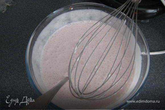 Тонкой сруйкой вводим желатин в сметанно-йогуртовую смесь и взбиваем на медленной скорости.