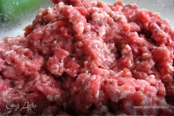 Мясо мелко нарезать кубиками, или пропустить через мясорубку.