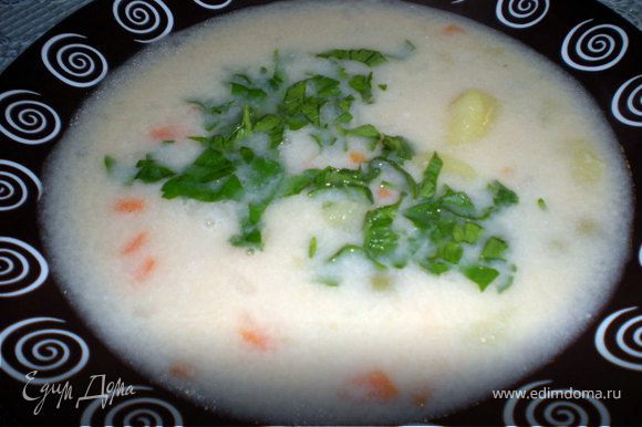 Влить в суп молоко и варить еще 5-6 мин. Петрушку мелко нарубить,при подаче посыпать суп зеленью.