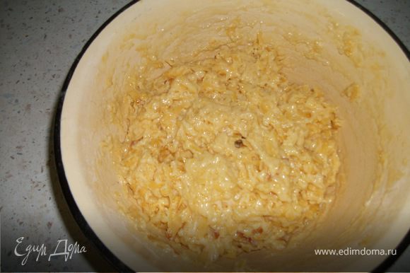 Смешать сыр с мукой, добавить яйца и растопленное сливочное масло. Вымешайте тесто и дайте ему постоять минут пять.
