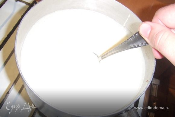Приготовим крем. Берем глубокую кастрюлю ( примерно на литров 5-7). Вливаем молоко и добавляем 100 грамм сахара и доводим до кипения.