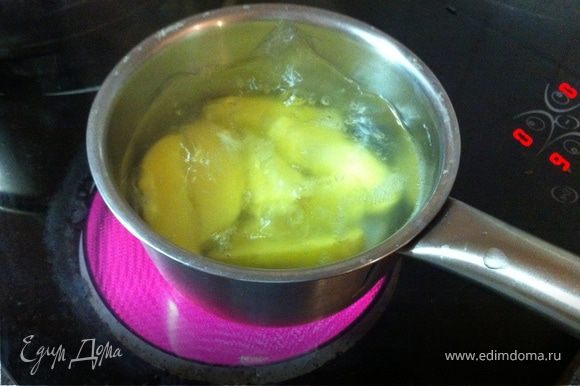 картошку нужно бросить в кипящую соленую воду и поварить 5 минут