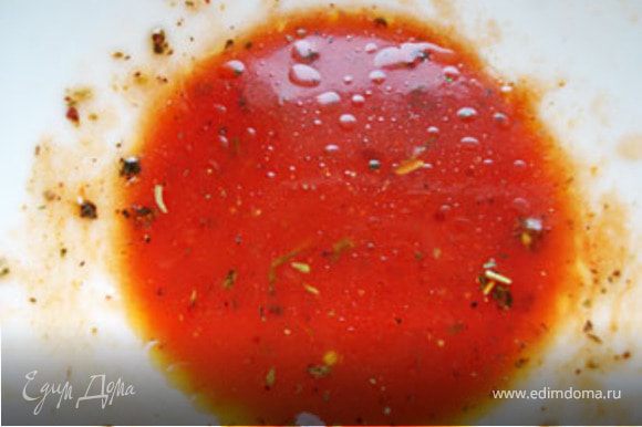 Приготовить соус. Развести томатную пасту, добавить сахар, перец, соль, зелень.Перемешать и дать немного постоять(1-2 мин).Добавить растительное масло.