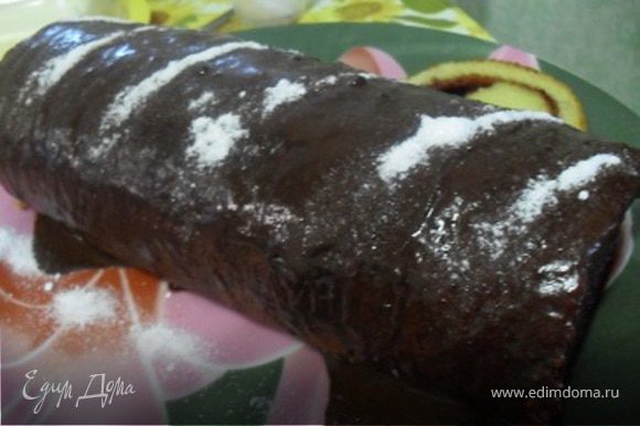 Рулет покрыть шоколадом,у брать в холод,чтобы шоколад застыл, затем украсить сахарной пудрой.