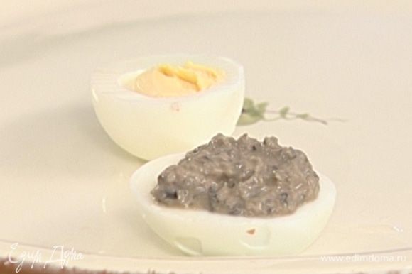 Яйца также разрезать пополам и, вынув желтки, начинить их тапенадом.