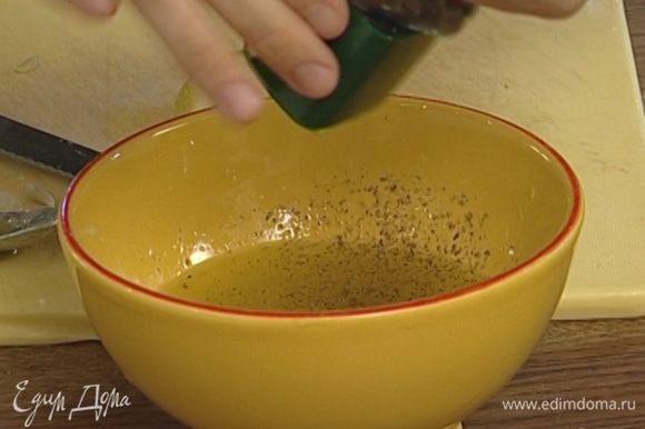 Приготовить заправку, соединив 2 ст. ложки оливкового масла с тимьяном, солью и перцем, положить в заправку оливки минимум на 30 минут.