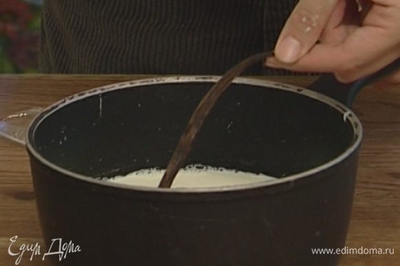 Молоко влить в кастрюлю, добавить раскрытый стручок и семена ванили, довести молоко до кипения. Процедить через сито, чтобы избавиться от пенок и ванильного стручка.
