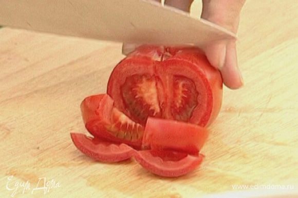 Свежие помидоры нарезать кубиками.