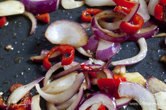 В этой же сковороде обжарить лук, чеснок и перец чили. Добавить нарезанные грибы, мясной маринад и тушить все вместе 5–7 минут.