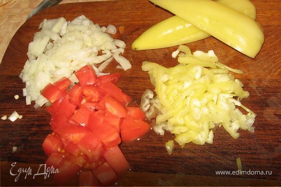 Пока баклажаны "сочкуют" в раковине, нарезаем остальные овощи. Помидоры и лук - кубиками, болгарский перец чистим от семян, разрезаем на 4 части и шинкуем поперек.