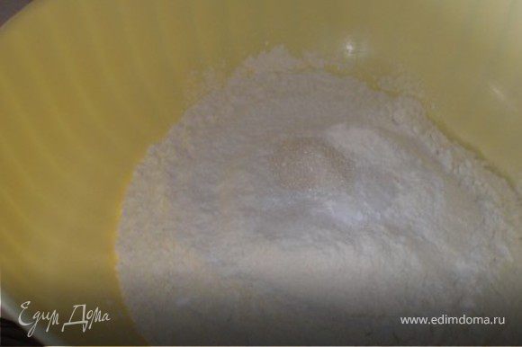 Муку, соль, сахар и разрыхлитель смешать в отдельной посуде.