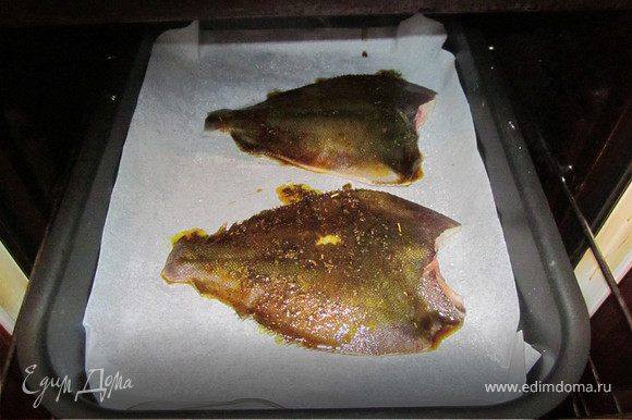Рыбу поставить в духовку и запекать 20 минут при температуре 180 градусов.