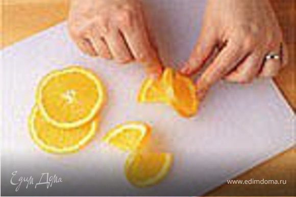 Лимон вытереть, нарезать тонкими кружочками. Изюм, белое вино, уксус, лавровый лист, соль, сахар, перец горошком - добавить к луку.
