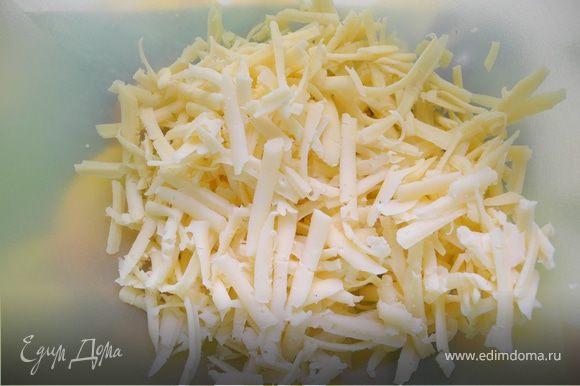 Сначала сделаем начинку: твердых сыр натрем на крупной терке.