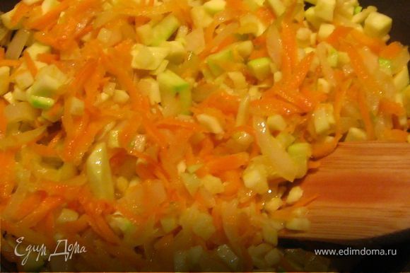 На сковороде с оливковым маслом обжарить мелко порезанный лук, затем морковь. Последними добавить кабачки и обжарить чуть-чуть. Буквально 1-2 минуты.