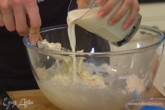 Влить молоко, добавить немного муки и вымешивать тесто 5 минут руками, чтобы оно получилось гладким и эластичным, затем оставить на 5–10 минут в теплом месте.