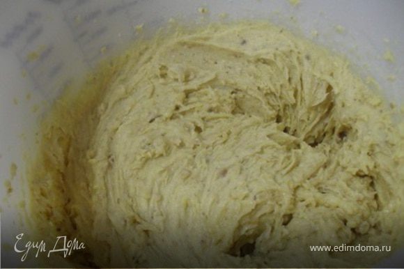Затем в тесто добавить изюм,орех и муку, взбить до однородного состояния.