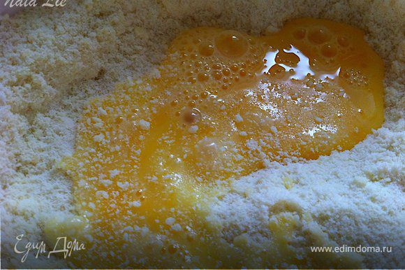 Добавить молоко (или воду или сливки), ванильный экстракт, размешанное яйцо и перемешать до образования липкой массы