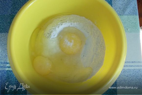 добавить яйца в молоко,посолить