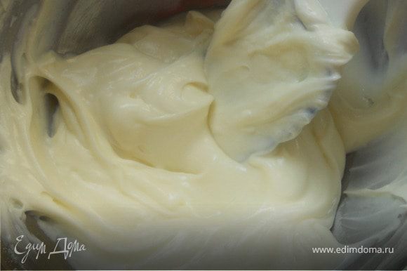 Для крема соединить маскарпоне, желтки, сахарную пудру (2-3 ст.л.+-), растереть до гладкости. Разделить на две приблизительно одинаковые части.