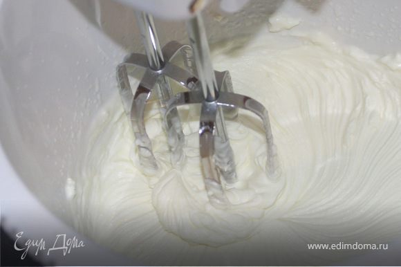 Холодные сливки с сахарной пудрой взбиваем до загустения.Добавляем постепенно творожный сыр.