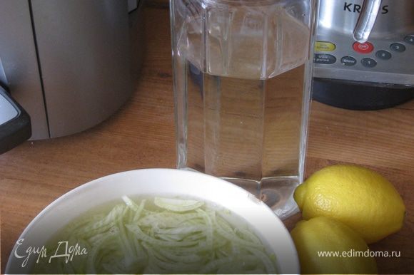 Теперь сам салат: 1. спасибо большое пользователю Lyudmilae (http://www.edimdoma.ru/users/28013) за совет по вымачиванию фенхеля в смеси воды с лимонным соком – вкус получается очень изысканным. Для его достижения – берем фенхель, очень мелко его шинкуем, кладем в глубокую миску и заливаем соком одного лимона разведенного где-то на 0,5-0,7 литрах воды. 2. фенхель, замоченный в воде, отправляем в холодильник минут на 20-30 (им с дрессингоим там вдвоем веселее будет)