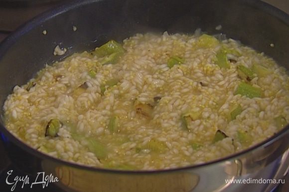 В готовый рис аккуратно вмешать цукини, затем добавить отваренное пшено (примерно 1/3 часть от количества риса), перемешать, добавить измельченную петрушку и сыр.