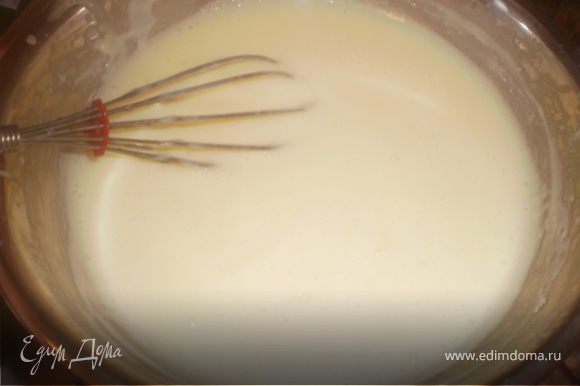 Молоко с сахаром доводим до кипения. Яйцо взбиваем с мукой, добавляем в молоко. Варим до загустения.