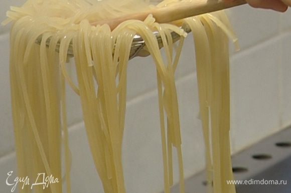 Спагетти отваривать в подсоленной воде 5–6 минут до полуготовности, затем воду слить и сохранить.