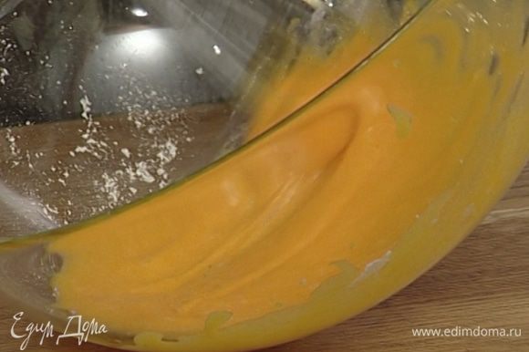 Приготовить крем: предварительно охлажденные желтки взбить с сахарной пудрой в пышную светлую массу.