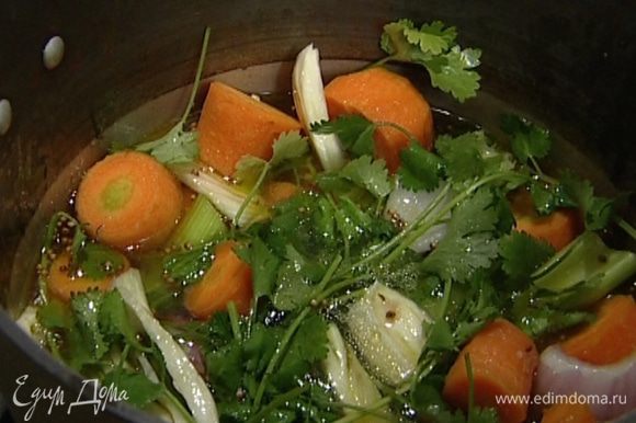 Залить кипятком так, чтобы вода покрыла все овощи, добавить кинзу (несколько листиков оставить) и посолить. Варить до готовности моркови.