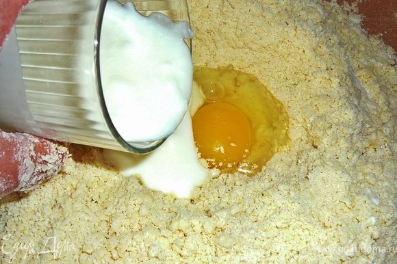 Собрать горкой муку,сделать углубление в ней и вбить яйцо,добавить соль,влить мацони или простоквашу(натуральный йогурт),добавить соду,затем уксус.Соду не гасить уксусом,а просто добавить соду,затем уксус.