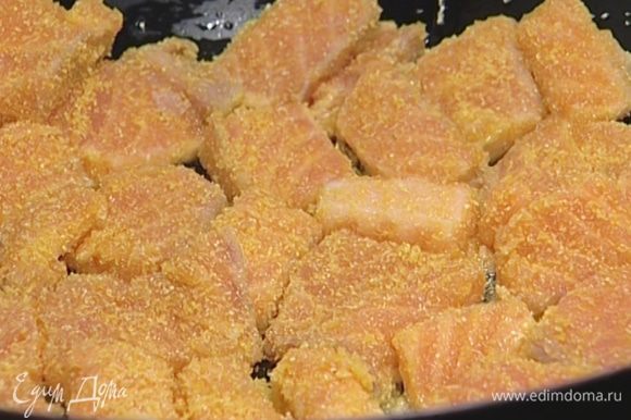 В сковороде вок разогреть по 1 ст. ложке арахисового и кунжутного масла, обжарить рыбу с обеих сторон и выложить на тарелку.