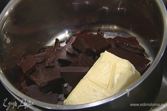 Шоколад растопить на водяной бане, затем добавить 90 г сливочного масла и молоко, все перемешать.
