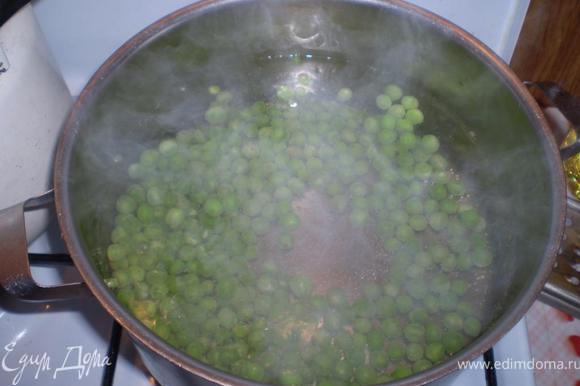Зеленый горошек варим в подсоленой воде 10 минут