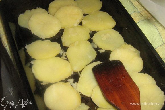 Картофель отварить в подсоленной воде до 3/4 готовности. Остудить, нарезать ломтиками, выложить на смазанную маслом форму.