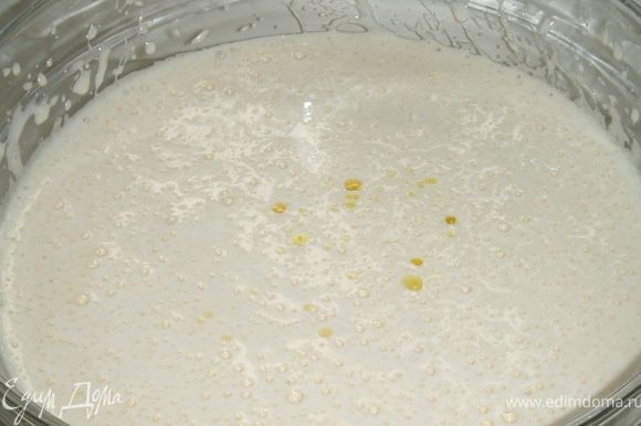Яйца взбить с сахаром до кремообразного светлого состояния (около 3 минут), добавить растопленное масло, оливковое масло, молоко, ваниль, хорошо перемешать.
