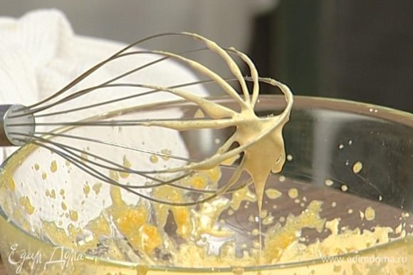 Приготовить крем: желтки взбить с сахаром с помощью миксера или венчиком вручную.