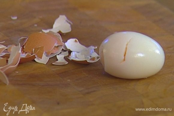 Яйца отварить вкрутую, вынуть желтки.