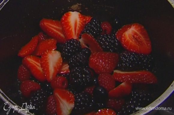 Большую часть ягод уложить в небольшую кастрюлю, добавить сахар и яблочный сок и прогревать 5-10 минут на медленном огне, чтобы ягоды стали мягкими.