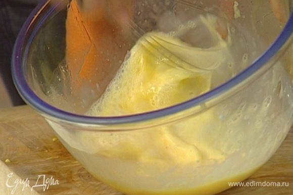 Яйца взбить с молоком, сахаром и солью.