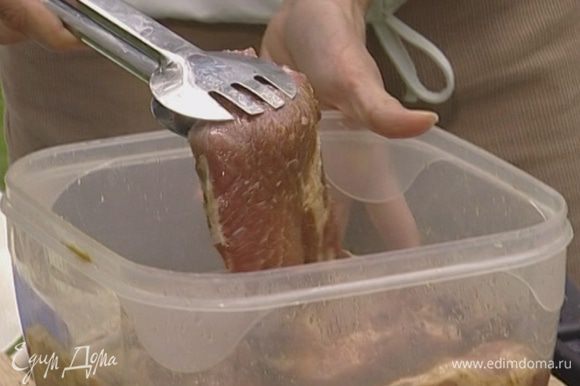 Опустить кусочки свинины в маринад так, чтобы они были покрыты со всех сторон, затянуть посуду со свининой пленкой и поставить на час в холодильник.