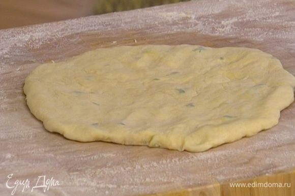 Раскатать тесто в пласт толщиной примерно 1 см.