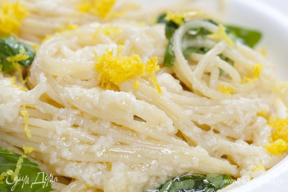 Выложить спагетти на тарелки, присыпать цедрой лимона, оставшимся пармезаном и листьями базилика. Подавать тут же с оставшимся соусом.