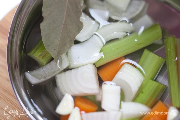 Залить подготовленные овощи 1 1/5 л воды, добавить соль, перец и лавровый лист и сварить бульон. Готовый бульон процедить.