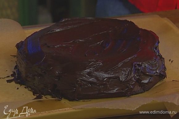 Горячий торт вынуть из формы, слегка остудить и смазать шоколадной глазурью.