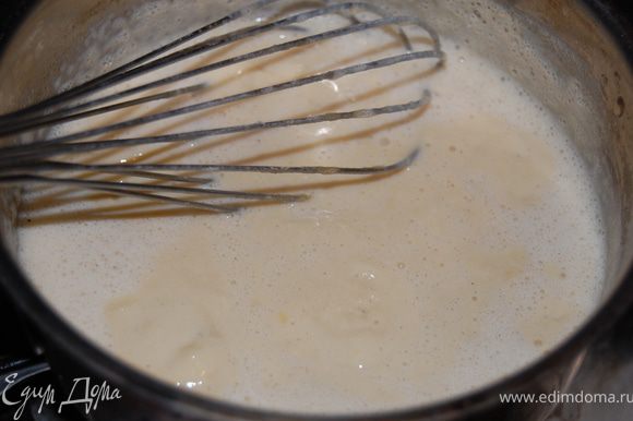 Молоко подогреть в кастрюле; помешивая, добавить 1/2 стакана крема. Когда молоко закипит, помешивая, влить в него оставшийся крем. Варить на среднем огне до загустения, постоянно помешивая (не доводить до кипения). Сняла с огня, остудила, периодически взбивая венчиком.